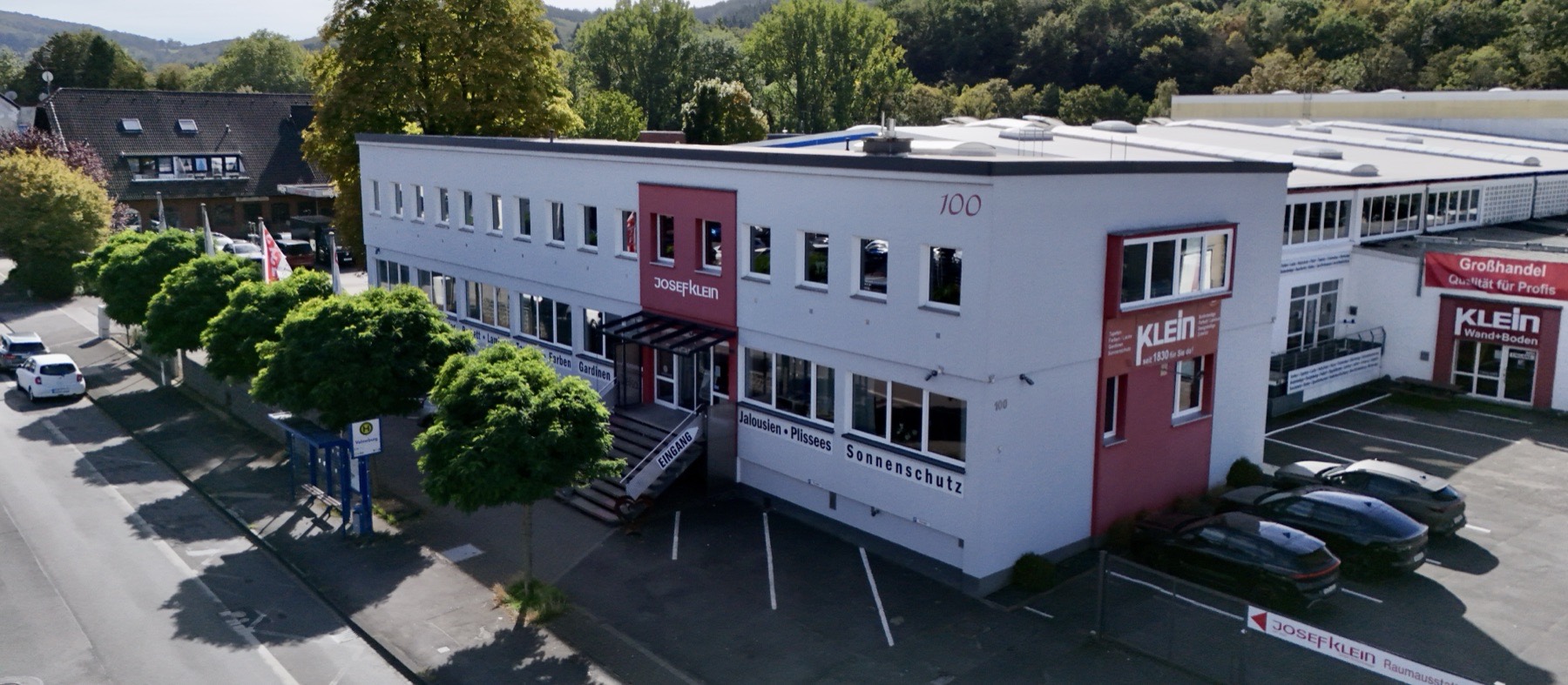 Luftaufnahme unseres Ladengeschäfts an der Delsterner Str. 100 in Hagen mit Parkplätzen vor dem Haus
